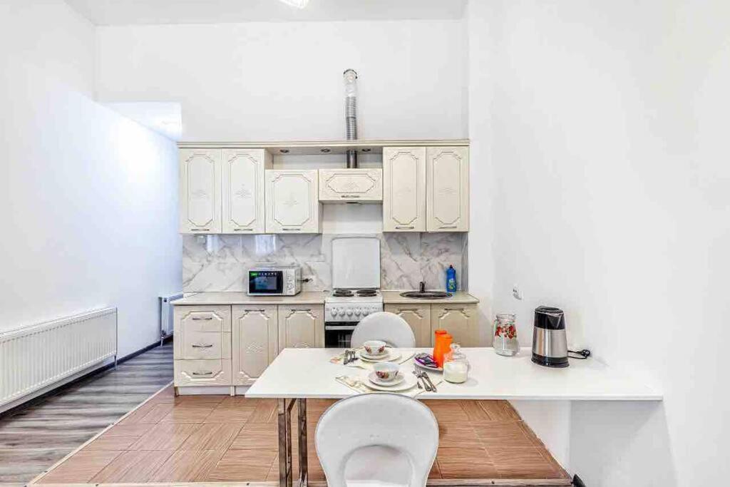 Уютная Квартира С Террасой В Сердце Столицы Apartamento Taldykol Exterior foto